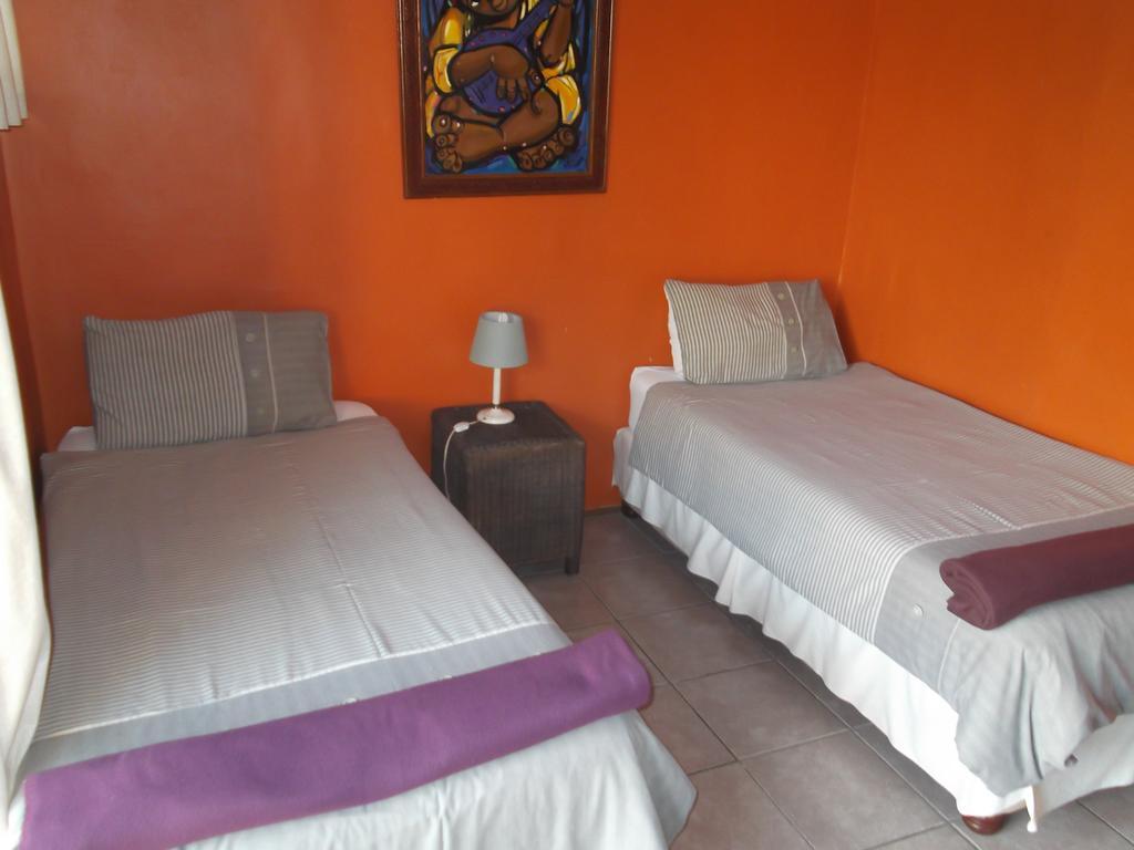 A Pousada Jungle Monkey Backpackers Port Saint Johnʼs Exterior foto